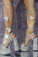 Laden Sie das Bild in den Galerie-Viewer, Glitzernde silberne perlenbesetzte Riemchensandale mit kleinem Absatz und Schmetterling für Damen