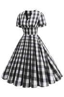 Laden Sie das Bild in den Galerie-Viewer, Schwarzes kariertes Vintage Kleid aus den 1950er Jahren mit V-Ausschnitt