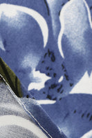 Laden Sie das Bild in den Galerie-Viewer, Blaues Vintage Kleid mit Blumendruck und quadratischem Ausschnitt aus den 1950er Jahren