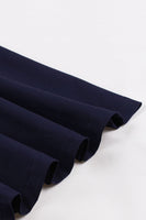 Laden Sie das Bild in den Galerie-Viewer, Marineblaues Kleid mit langen Ärmeln aus den 1950er Jahren mit Gürtel