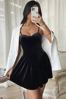 Laden Sie das Bild in den Galerie-Viewer, Schwarzes kurzes Cocktailkleid mit Spaghettiträgern in A-Linie