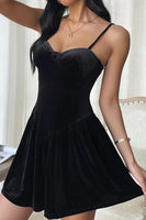 Laden Sie das Bild in den Galerie-Viewer, Schwarzes kurzes Cocktailkleid mit Spaghettiträgern in A-Linie