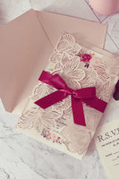 Laden Sie das Bild in den Galerie-Viewer, Blush Zarte hohle Hochzeitseinladung mit Schleife