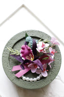 Laden Sie das Bild in den Galerie-Viewer, Burgundy Ball Corsage am Handgelenk und Herren Boutonniere mit Perlen