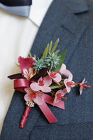Laden Sie das Bild in den Galerie-Viewer, Burgundy Ball Corsage am Handgelenk und Herren Boutonniere mit Perlen