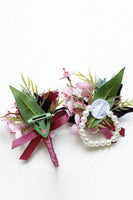 Laden Sie das Bild in den Galerie-Viewer, Burgundy Ball Corsage am Handgelenk und Herren Boutonniere mit Perlen