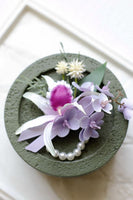 Laden Sie das Bild in den Galerie-Viewer, Burgundy Ball Corsage am Handgelenk und Herren Boutonniere mit Perlen