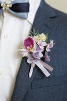Laden Sie das Bild in den Galerie-Viewer, Burgundy Ball Corsage am Handgelenk und Herren Boutonniere mit Perlen