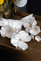 Laden Sie das Bild in den Galerie-Viewer, Weiße elegante Stoffblume Haarspangen