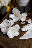 Laden Sie das Bild in den Galerie-Viewer, Weiße elegante Stoffblume Haarspangen