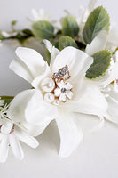 Laden Sie das Bild in den Galerie-Viewer, Weißer Blumen Hochzeit Stirnband Haarkranz mit Band