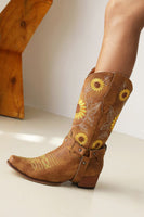 Laden Sie das Bild in den Galerie-Viewer, Braunes Sonnenblumenmuster auf spitzer Zehenpartie Cowgirl-Stiefel mit kleinem Absatz