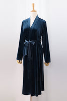 Laden Sie das Bild in den Galerie-Viewer, Burgundy Braut und Brautjungfer aus Samt in Teelänge