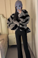 Laden Sie das Bild in den Galerie-Viewer, Grauer kurzer Damenmantel aus Kunstpelz mit langen Ärmeln