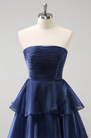 Laden Sie das Bild in den Galerie-Viewer, Dunkelblaues A-Linie Trägerloses Gestuftes Brautjungfernkleid aus Satin