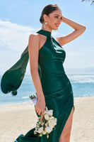 Laden Sie das Bild in den Galerie-Viewer, Dunkelgrünes Meerjungfrauen Satin Brautjungfernkleid mit Neckholder und Luftschlange
