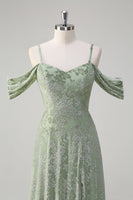 Laden Sie das Bild in den Galerie-Viewer, Dusty Sage A-Linie Kalte Schulter Jacquard Langes Brautjungfernkleid mit Schlitz