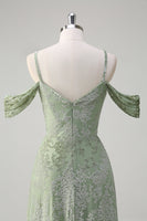 Laden Sie das Bild in den Galerie-Viewer, Dusty Sage A-Linie Kalte Schulter Jacquard Langes Brautjungfernkleid mit Schlitz