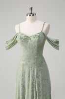 Laden Sie das Bild in den Galerie-Viewer, Dusty Sage A-Linie Kalte Schulter Jacquard Langes Brautjungfernkleid mit Schlitz