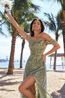 Laden Sie das Bild in den Galerie-Viewer, Dusty Sage Kalte Schulter A-Linie Jacquard Langes Brautjungfernkleid mit Schlitz