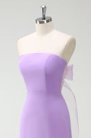 Laden Sie das Bild in den Galerie-Viewer, Lila A-Linie trägerloses gerüschtes langes Brautjungfernkleid mit Fliege