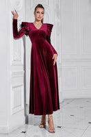 Laden Sie das Bild in den Galerie-Viewer, Langes A-Linie Samt V-Ausschnitt Ballkleid mit Rüschen