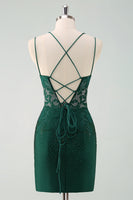 Laden Sie das Bild in den Galerie-Viewer, Dunkelgrünes figurbetontes Spaghettiträger Kurzes Abiballkleid mit Perlenstickerei