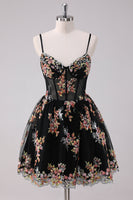 Laden Sie das Bild in den Galerie-Viewer, Glitzerndes A-Linie schwarzes kurzes Abiballkleid mit Blumenmuster