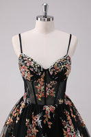 Laden Sie das Bild in den Galerie-Viewer, Glitzerndes A-Linie schwarzes kurzes Abiballkleid mit Blumenmuster