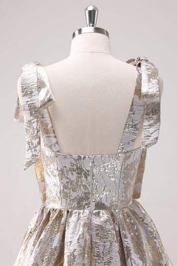 Silbernes A-Linie Kurzes Metallic Abiballkleid mit verstellbaren Trägern und Rüschen