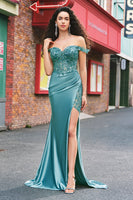 Laden Sie das Bild in den Galerie-Viewer, Schulterfreies Meerjungfrauen Grünes Ballkleid mit Schlitz