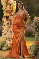 Laden Sie das Bild in den Galerie-Viewer, Fuchsia Meerjungfrau Spaghettiträger Korsett Pailletten Ballkleid mit Schlitz