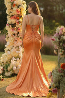 Laden Sie das Bild in den Galerie-Viewer, Fuchsia Meerjungfrau Spaghettiträger Korsett Pailletten Ballkleid mit Schlitz