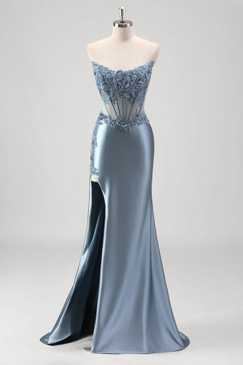 Glitzerndes grau-blaues Meerjungfrauen perlenbesetztes trägerloses Metallic Ballkleid mit Schlitz