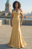 Laden Sie das Bild in den Galerie-Viewer, Glitzerndes goldenes Mermaid Kalte Schulter Pailletten gerafftes Satin Ballkleid