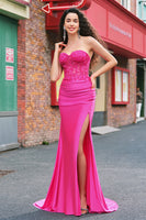 Laden Sie das Bild in den Galerie-Viewer, Fuchsia Meerjungfrau Trägerloses Gerafftes Korsett Langes Abendkleid mit Schlitz