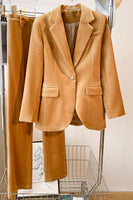 Laden Sie das Bild in den Galerie-Viewer, Kamel Samt 2 Stück Damenanzüge mit gekerbtem Revers