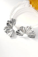 Laden Sie das Bild in den Galerie-Viewer, Goldene stilvolle plissierte Legierung Ohrringe