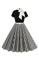 Laden Sie das Bild in den Galerie-Viewer, A Linie Schwarzes Nadelstreifen Swingkleid aus den 1950er Jahren mit kurzen Ärmeln