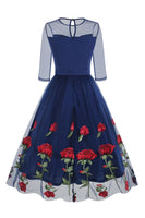 Laden Sie das Bild in den Galerie-Viewer, Schwarzes A-Linie Kleid mit Blumenmuster aus den 1950er Jahren mit halben Ärmeln