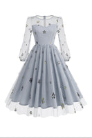 Laden Sie das Bild in den Galerie-Viewer, Geblümtes blaues A-Linie Kleid aus den 1950er Jahren mit langen Ärmeln