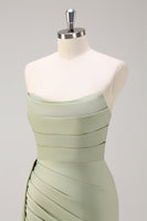 Laden Sie das Bild in den Galerie-Viewer, Salbei trägerloses Meerjungfrauen Satin Brautjungfernkleid mit Schlitz