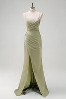 Laden Sie das Bild in den Galerie-Viewer, Salbei Meerjungfrau Spaghettiträger Rüschen Satin Brautjungfernkleid mit Schlitz