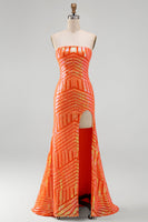 Laden Sie das Bild in den Galerie-Viewer, Glitzerndes Orange Meerjungfrauen Pailletten Trägerloses Langes Abschlussballkleid mit Schlitz