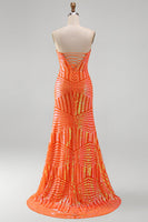 Laden Sie das Bild in den Galerie-Viewer, Glitzerndes Orange Meerjungfrauen Pailletten Trägerloses Langes Abschlussballkleid mit Schlitz