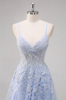 Laden Sie das Bild in den Galerie-Viewer, Lavendelfarbenes langes Ballkleid aus Tüll mit Spaghettiträgern und Perlen und Schlitz in A-Linie