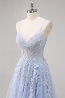 Laden Sie das Bild in den Galerie-Viewer, Lavendelfarbenes langes Ballkleid aus Tüll mit Spaghettiträgern und Perlen und Schlitz in A-Linie