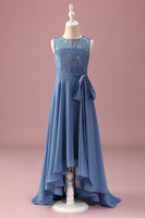 Laden Sie das Bild in den Galerie-Viewer, Staubblaues A-Linie Spitze Chiffon Rüschen Junior Brautjungfernkleid mit Gürtel