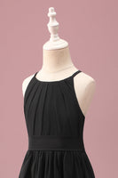 Laden Sie das Bild in den Galerie-Viewer, Schwarzes Rundhalsausschnitt A Linie Hoch Niedrig Junior Brautjungfernkleid mit Gürtel