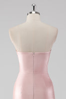 Laden Sie das Bild in den Galerie-Viewer, Rosa Trägerloses Partykleid aus Satin mit Rüschen und Schlitz